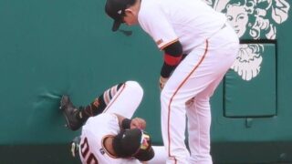 【悲報】巨人・知念大成、2軍戦でフェンス激突、動けず担架へ