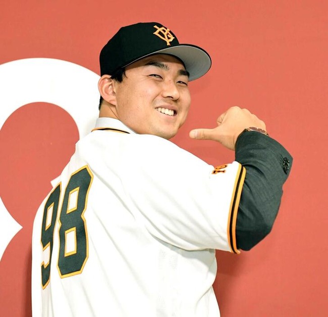 小笠原慎之介　巨人入団「熱意」が決め手　年俸１億８００万円、背番号９８　２１日まで１軍帯同ブルペン入り、その後は２軍合流予定